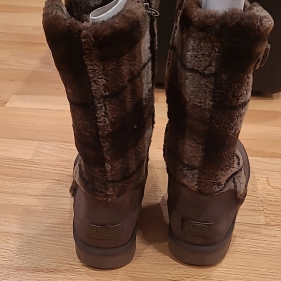 Women UGG Boots - Picture 4 of 12